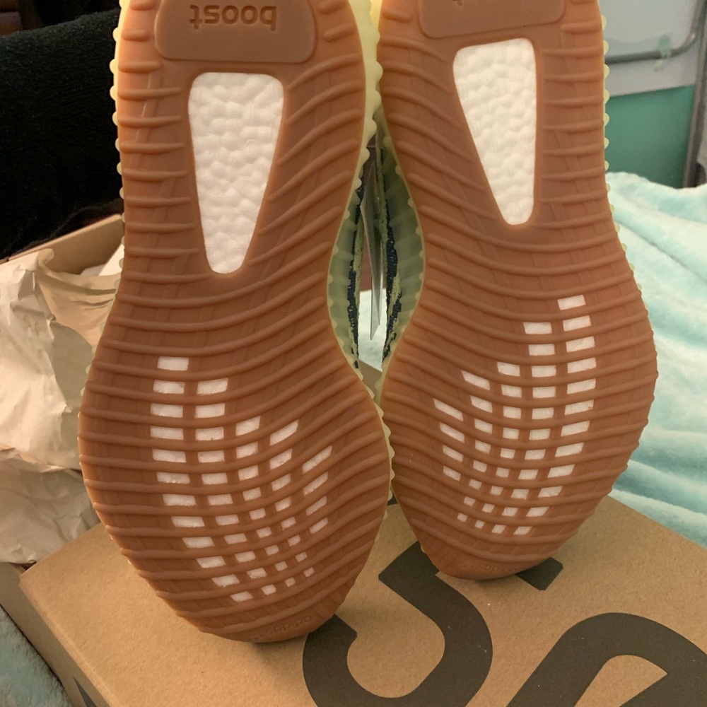 Brand New YEEZY Boost 350 V2 Frozen Yellow size 7m - Picture 5 of 8